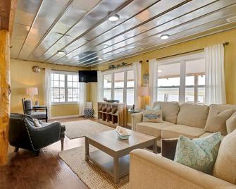 Cozy Waterfront Home! 2BR/2BA Large covered deckfishing dockfloating boat dock - Supply - Sala de estar