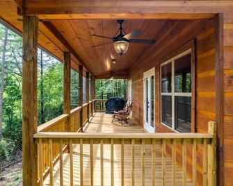 Newly Built Perfect Peaceful Private Lovely Cabin - Murphy - Patio