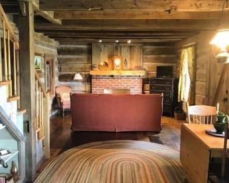 Audrey's Abode - Restored log cabin, country setting, minutes from Jacksonville - Jacksonville
