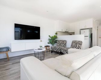 The Adams - Heart of Rosebud Retreat for Groups - روزبد - غرفة معيشة