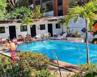 Ayenda 1257 Premium Real - Medellín - Pool