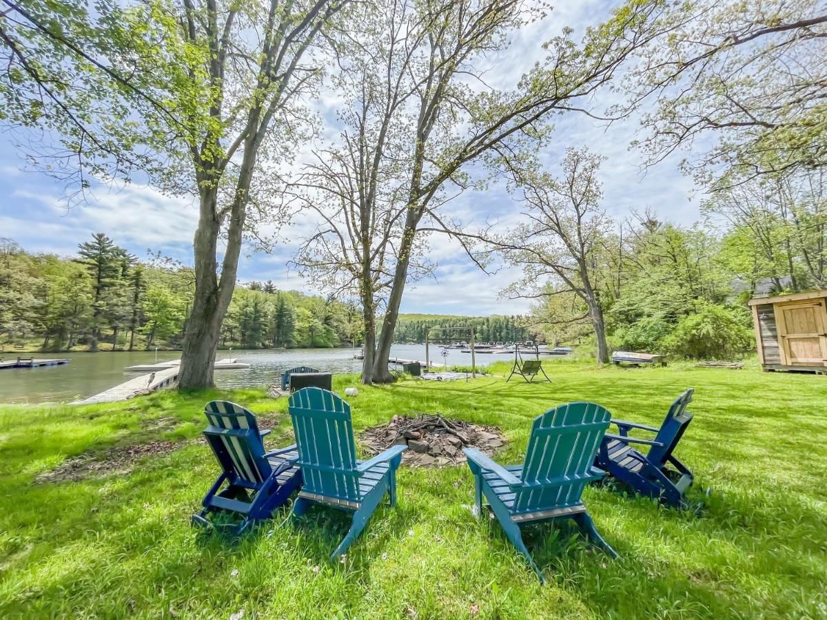 Iconic Lakefront Cottage with Hot Tub and Dock Pet friendly