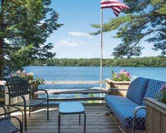Rust Pond, Wolfeboro Nh, Beautiful, Quiet Lakefront Chalet, 'Campbellot' - Wolfeboro - Patio