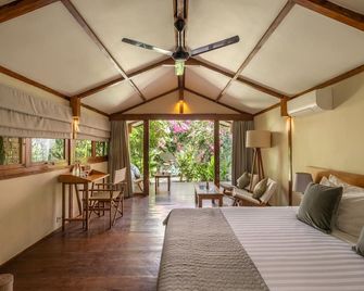 Gili Teak Beach Front Resort - מטראם - חדר שינה