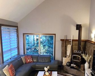 Cozy and Modern Cottage with hot tub and outdoor sauna - Lambton Shores - Living room