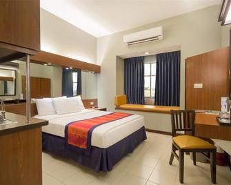 Microtel by Wyndham Eagle Ridge - Trece Martires - Bedroom