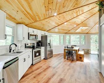 Private Deck and Grill Pocono Pines Retreat! - Pocono Pines - Kitchen