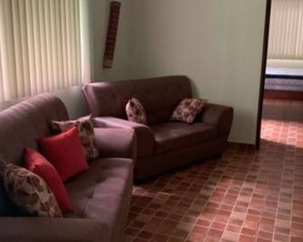 Experience staying in a wildlife sanctuary inside the rainforest - Tigra - Living room