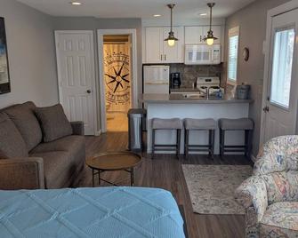 Beach Harbor Resort - Studio Cottage - Sturgeon Bay - Living room