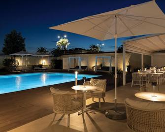 جراند أوتل - فورتي ديي مارمي - حوض السباحة