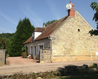 Pleasant house with calm on large garden located at 100m of Yonne river - Clamecy