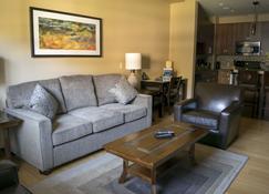 Silver Creek Lodge - Canmore - Wohnzimmer