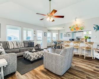 Gulf Views, Large Patio, Fenced & Dog Friendly, Great Neighborhood Amenities - Galveston - Living room