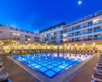 朱利安俱樂部酒店 - 式 - 馬馬利斯 - 馬爾馬里斯 - 游泳池