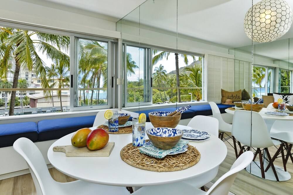Upgraded Beachfront Studio on Quiet Waikiki beach with Swimming/Surfing! - هونولولو - غرفة طعام