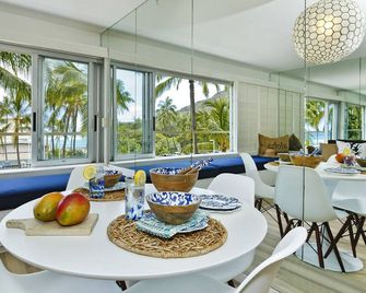 Upgraded Beachfront Studio on Quiet Waikiki beach with Swimming/Surfing! - Honolulu - Dining room