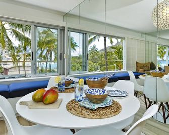 Upgraded Beachfront Studio on Quiet Waikiki beach with Swimming/Surfing! - هونولولو - غرفة طعام