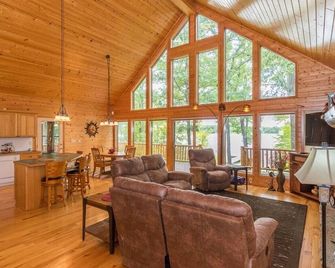 Private, family friendly lake home w/sandy beach in Crosslake on Pine Lake - Crosslake - Living room