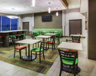 La Quinta Inn & Suites by Wyndham St. Paul-Woodbury - Woodbury - Ресторан
