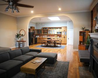 Brlocation! Location! Location !downtown Main Street New Iberia. - New Iberia - Living room