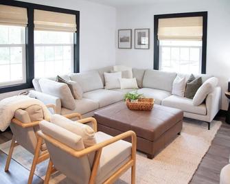 Modern Cottage with hot tub near lake, wineries, Geneva and SPIRE - Madison - Living room