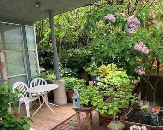 Kits beach garden apartment. PETS+Children Welcome - Vancouver - Patio