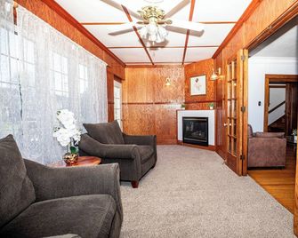 Spacious 5 Bdr, 2.5 Bath - Updated & Prime! Lots Of Parking! Sleeps Up To 16! - Cedar Rapids - Living room