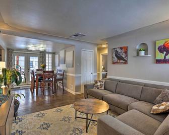 2 Mi to Dtwn: Home w/ Hot Tub in Denver! - Wheat Ridge - Sala de estar