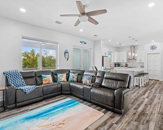 Luna Light ~ Waterfront ~ Pool ~ Dock ~ Views - Marathon - Living room
