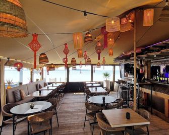Tiny Couples Wagon on the Lakeside - Almere - Bar