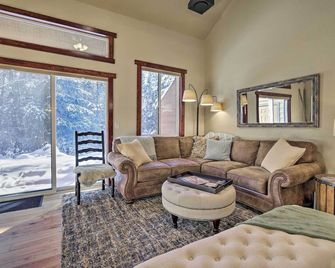 McCall Condo w/ Paddle Boards - Near Payette Lake - McCall - Living room