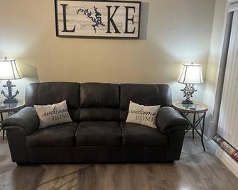 Water facing Condo on Horseshoe bend mins from the Strip avail PWC 12 X 28 Slips - Lake Ozark - Pokój dzienny