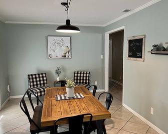 Cozy Southside Savannah 3 Bed room 2 Bath home - 15 Minutes to downtown Savannah - سافاناه (جورجيا) - غرفة طعام