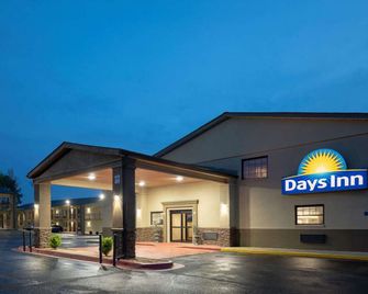 Days Inn & Suites by Wyndham Athens Alabama - Athens - Building