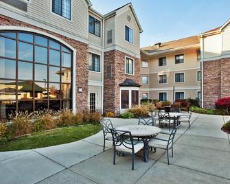 Studio Close to the Airport! | Seasonal Outdoor Pool + Hot Tub + Free Breakfast - Kentwood - Patio