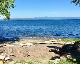 Secluded, Wooded & Dog Friendly Home on Lake W/Casual Decor - South Hero - Playa