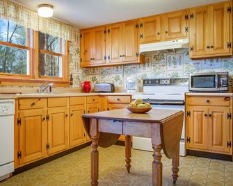 Sunapee Region, Waterfront Cabin on Lake Todd, family-friendly - Newbury - Cocina