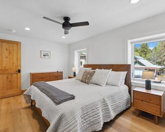 New! Brand new Downtown Loft 203 - Lake views, half block from lake, restaurants, and shopping - McCall - Slaapkamer