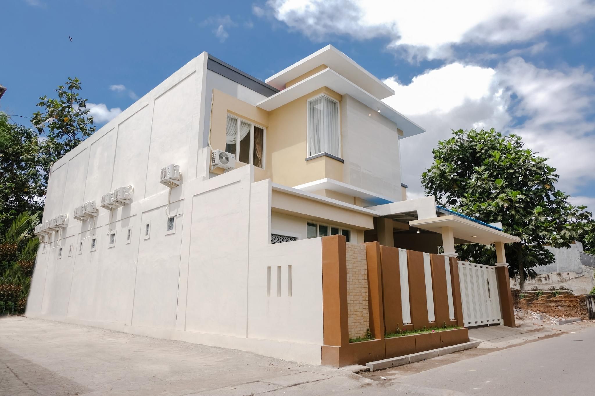 Hotel O Antosa Family Residence - Jember - Gebouw