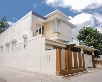 Hotel O Antosa Family Residence - Jember - Gebouw