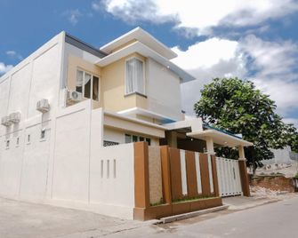 Hotel O Antosa Family Residence - Jember - Gebouw