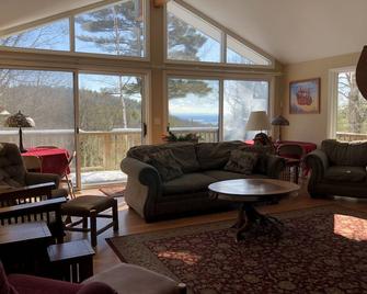 Hickory Hill Mountaintop charming family friendly quiet very private lake view - Bolton Landing - Living room