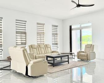 Spacious 5-bedroom bungalow in charming Fantasy Island, Nadi - Nadi - Living room