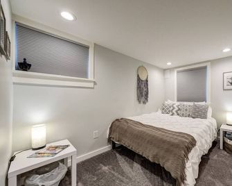 Stunner 3 Br Mil W/ Patio! - Seattle - Bedroom