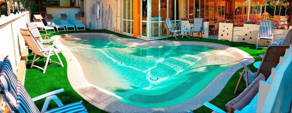 هوتل جويوسا - سسيناتيكو - حوض السباحة