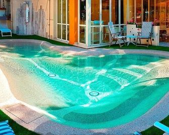 هوتل جويوسا - سسيناتيكو - حوض السباحة