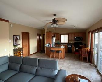 1 BR guest house overlooking a beautiful vineyard - Oliver - Вітальня