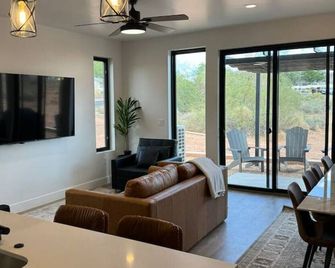 New Town Home-Sleeps 11- Multiple available-#12 - Page - Wohnzimmer