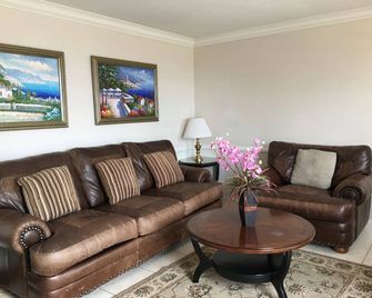 كازا ماريكويتا هوتل - افالون (كاليفورنيا) - غرفة معيشة