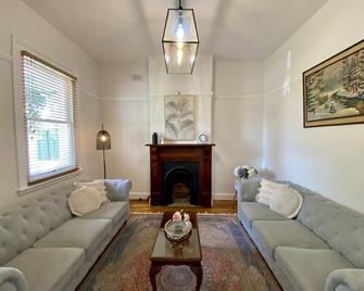 Roseland Cottage - Cbd Heritage - Orange - Living room